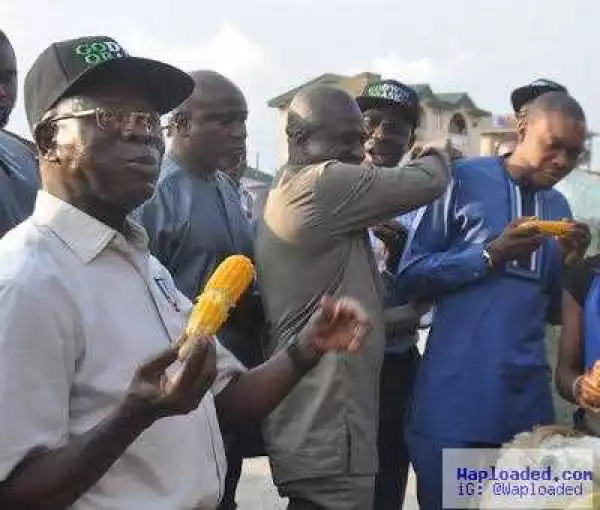 Gov Oshiomhole & APC guber candidate, Obaseki, pictured eating corn during a campaign yesterday (photos)